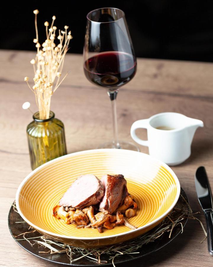 Le Boeuf Couronne - Hotel & Restaurant Chartres- Logis Hotels Exterior photo